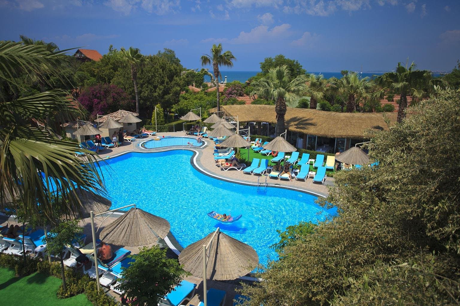 Can Garden Beach, Side