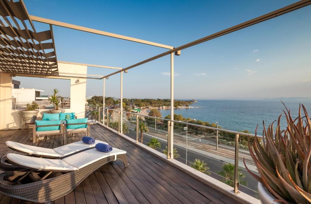 Tropical Hotel, Atena