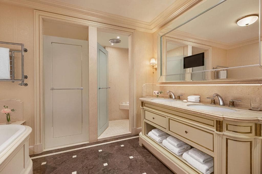 Shangri-La Paris, Paris