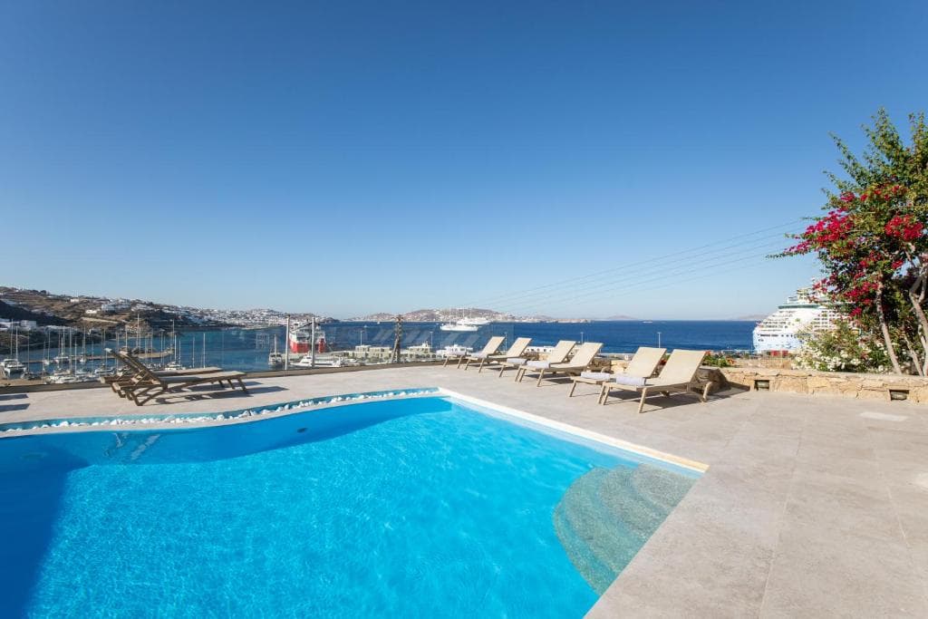 Hotel Paradision, Tourlos