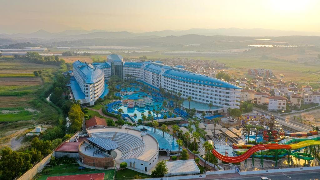 Crystal Admiral Aqua Collection Resort, Side