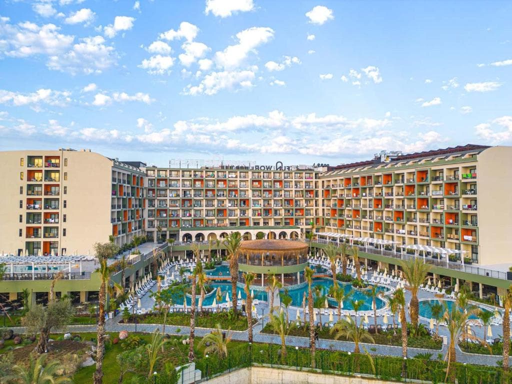Hotel Dream Fun World, Side
