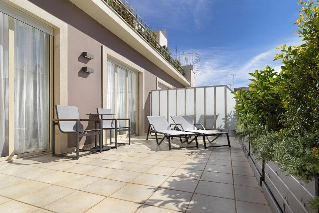Holiday Suites, Atena
