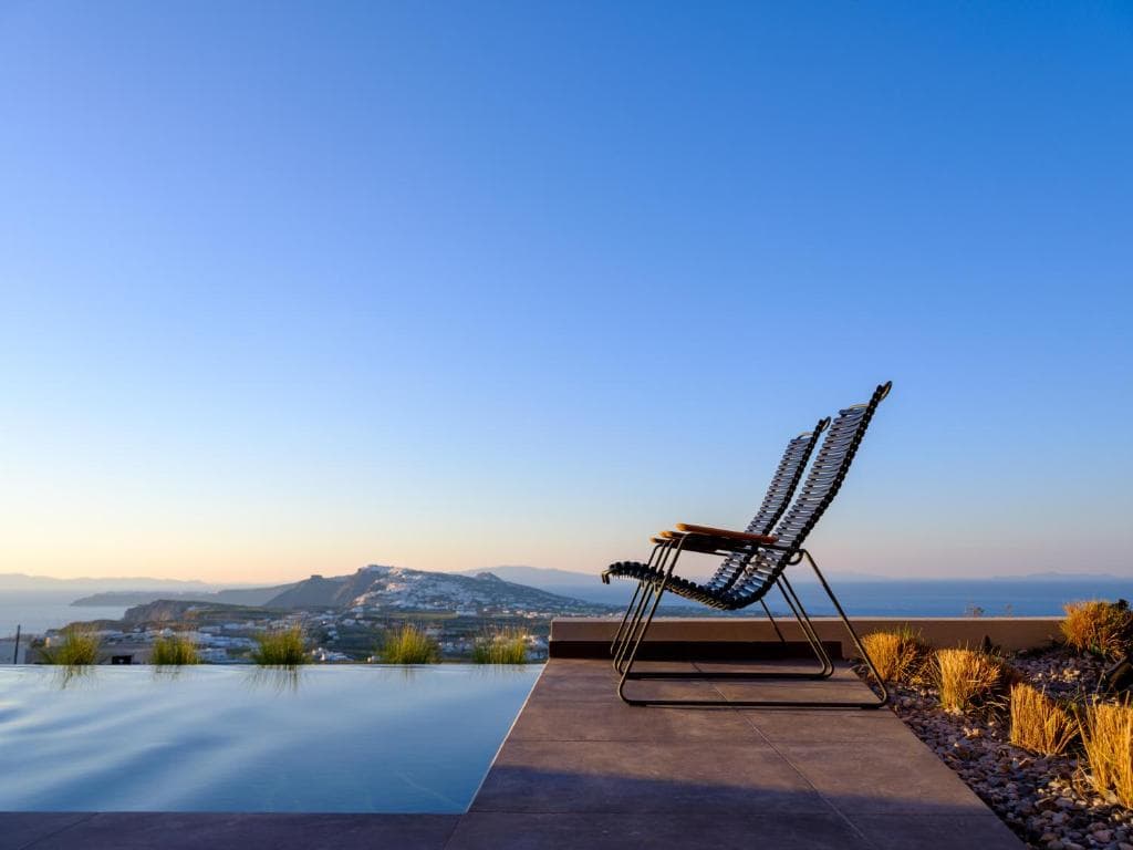 Apikia Santorini, Pyrgos
