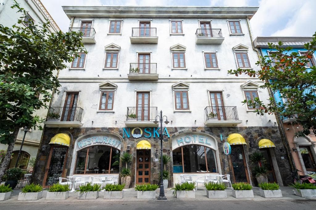 Hotel Noska, Sunset Town