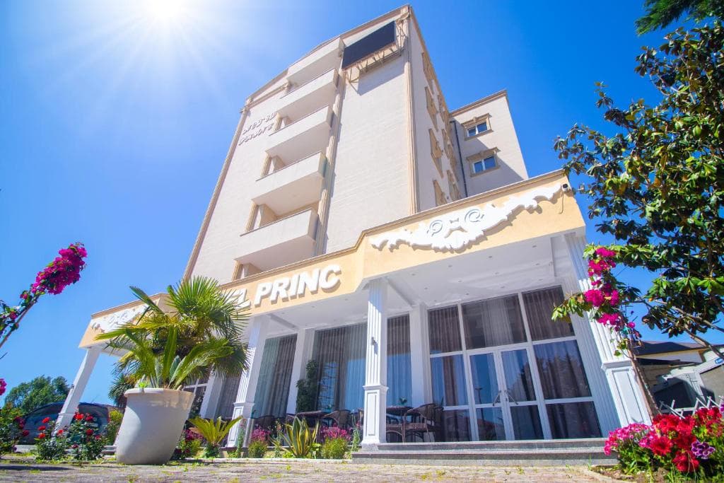 Hotel Princ, Golem