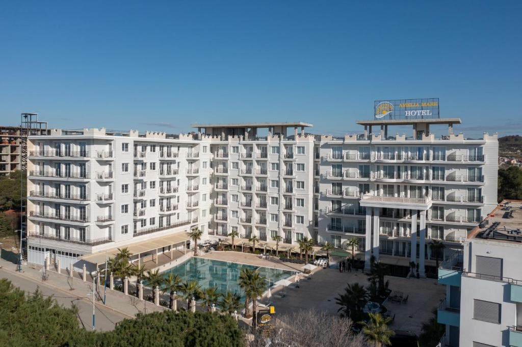 Hotel Amelia Mare, Golem