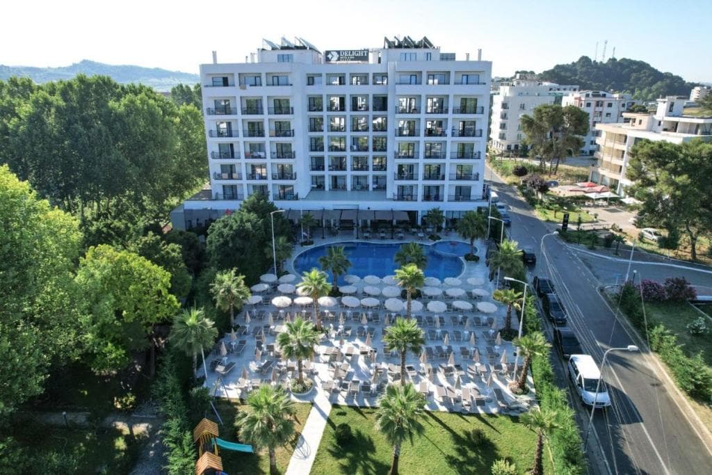 Hotel Delight, Golem